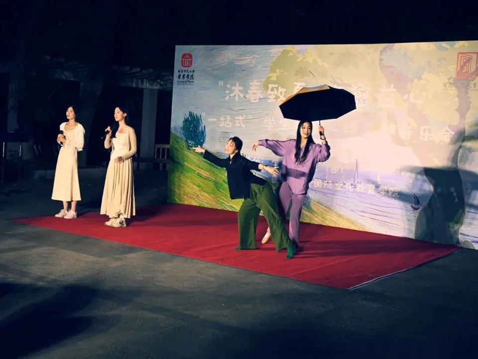 校园音乐会舞台演出现场