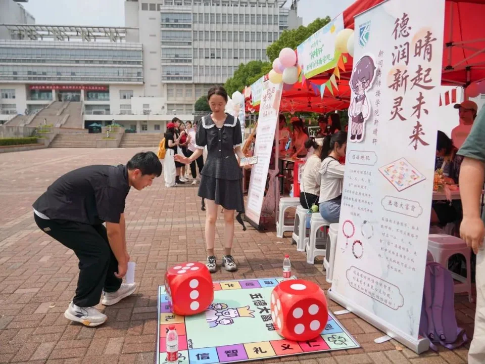 心理博览会现场的互动摊位与校园参与者