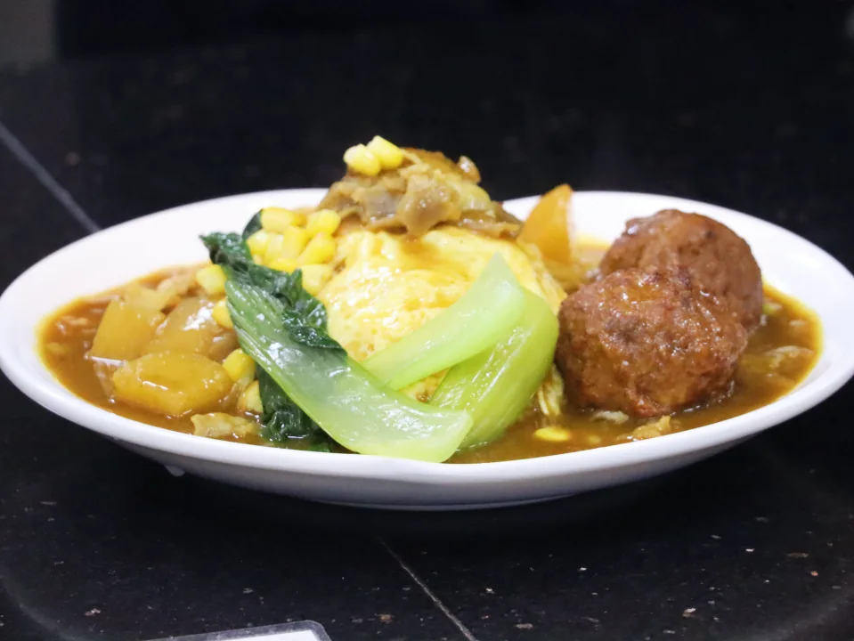 南京师范大学校园餐食资料图，一份配有米饭、蔬菜和肉丸的热食