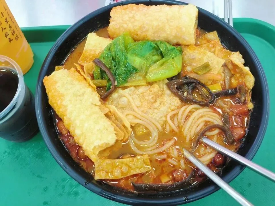 南京师范大学校园餐食资料图，一碗配有蔬菜和豆制品的汤粉