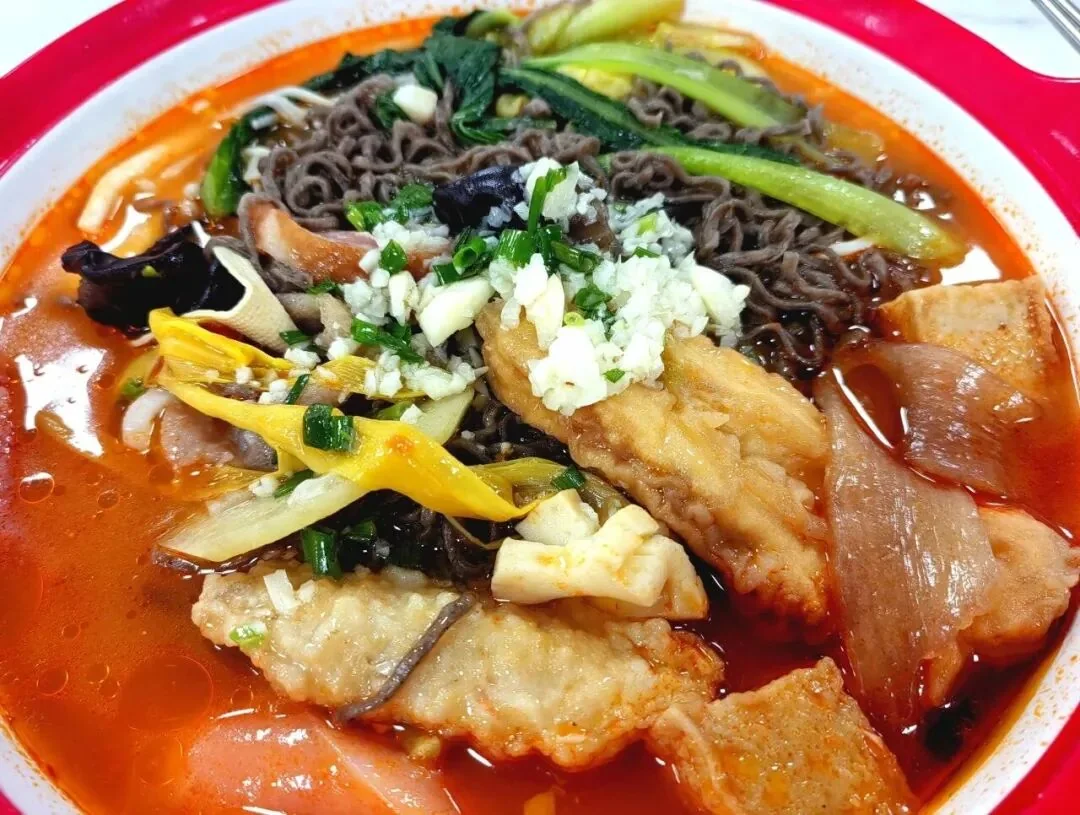 南京师范大学校园餐食资料图，一份带有蔬菜和配菜的汤面