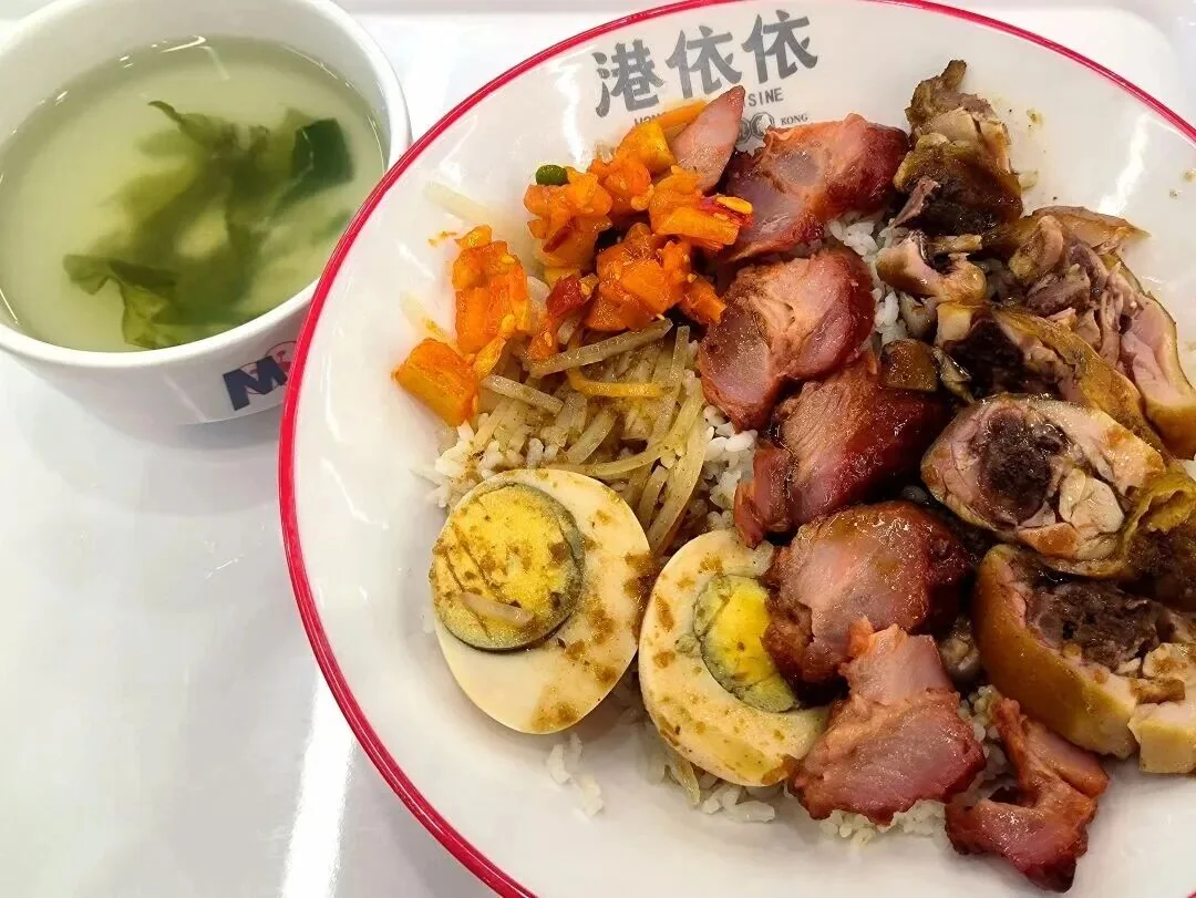 南京师范大学校园餐食资料图，一份配有肉类、鸡蛋和蔬菜的米饭