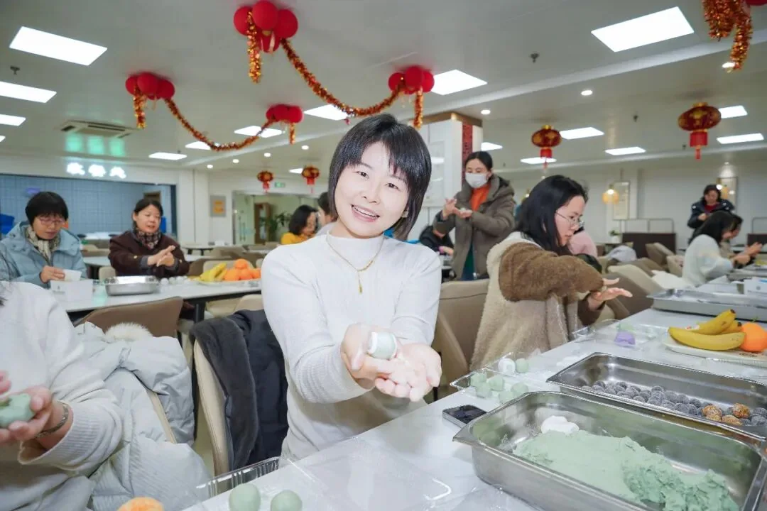 南京师范大学仙林校区餐厅内，师生参加包元宵活动