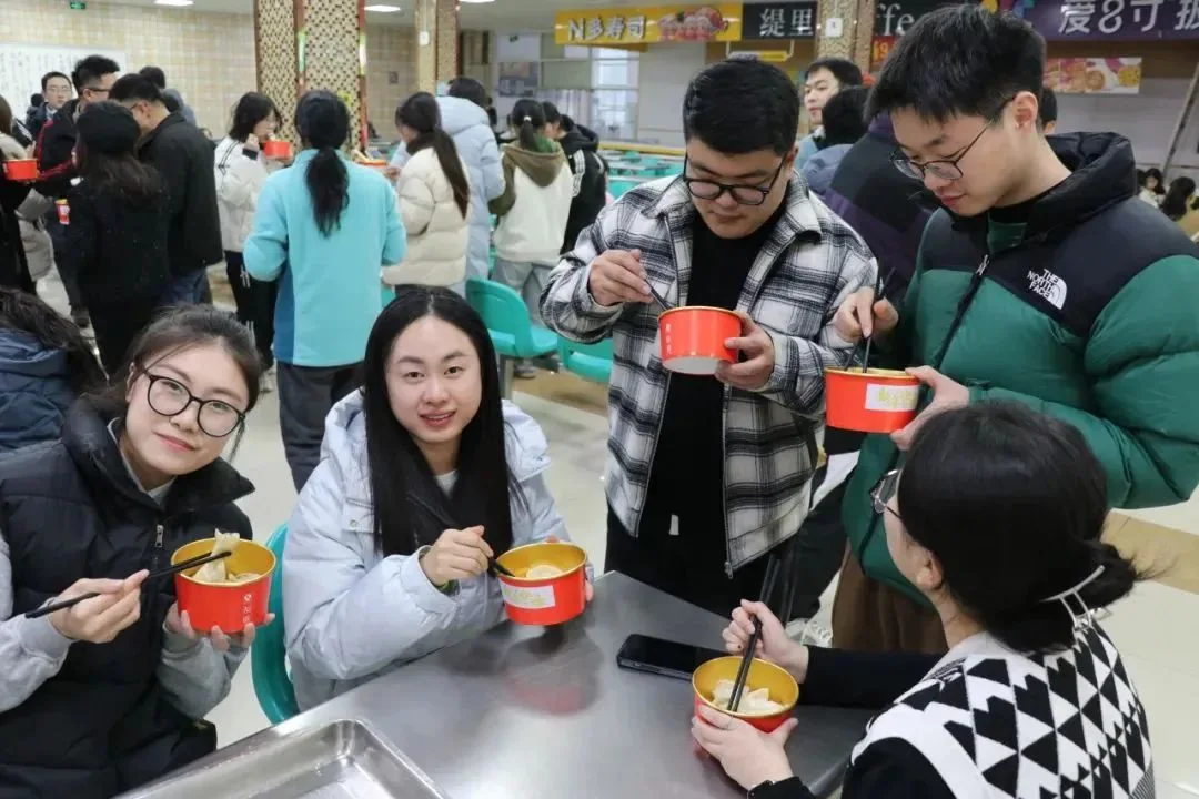 南京师范大学西北苑第一食堂内，学生围桌品尝饺子