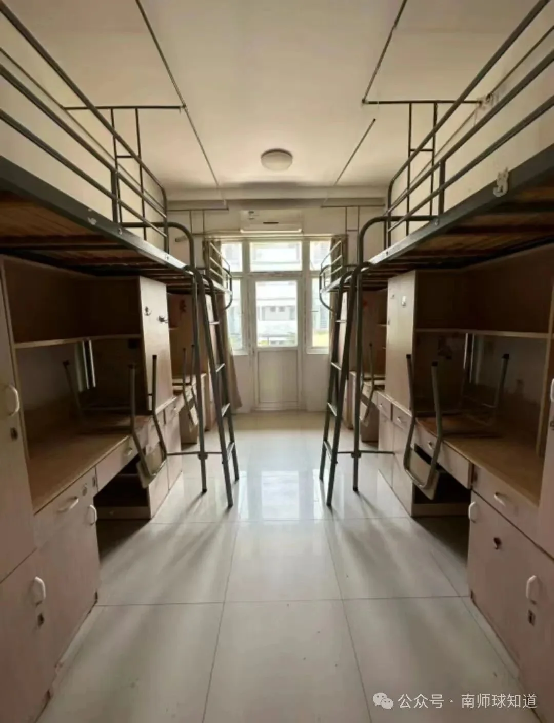 上床下桌房间实景，2025 年学生经验图片