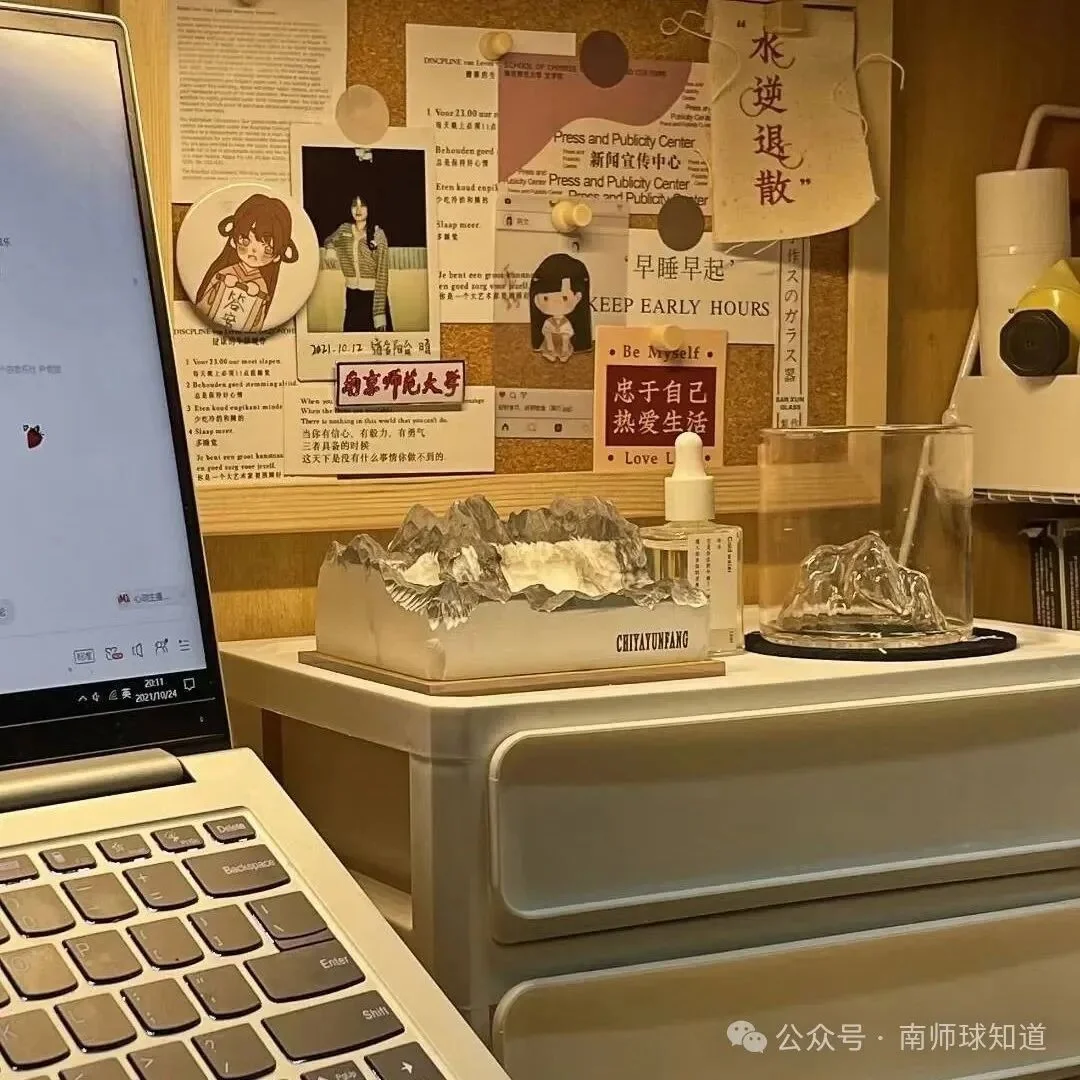 桌面与书架收纳空间，2025 年学生经验图片