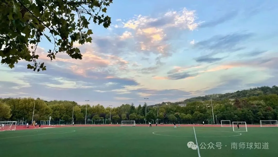 校园足球场，2025 年学生经验图片