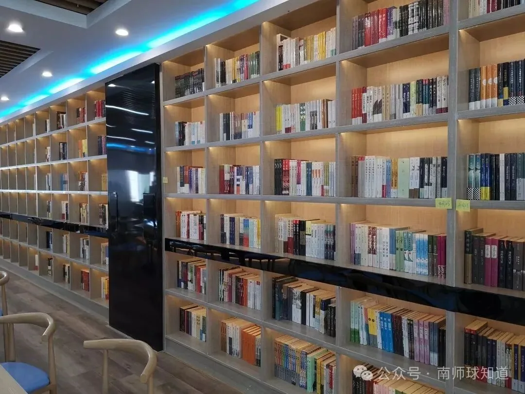 校园书店书架，2025 年学生经验图片